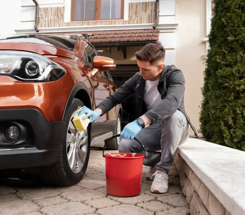 Lavage auto à domicile Saint-André-de-Corcy : professionnel intervenant sur un véhicule